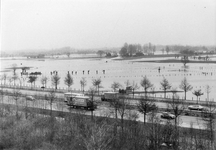 842877 Gezicht over de overstroomde landerijen bij het Valleikanaal tussen de stuw Pothbrug te Woudenberg en de stuw te ...